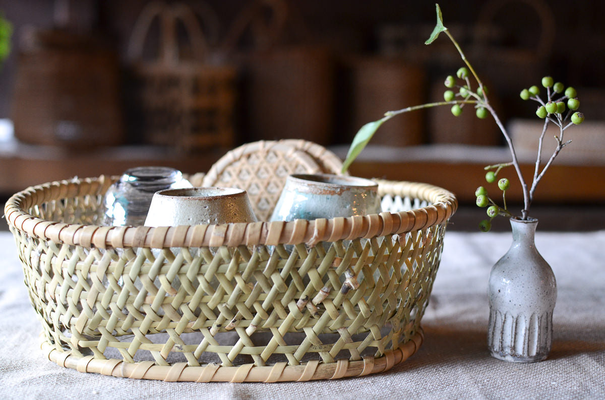 Nemagari bamboo oval shallow dish basket with tableware / 根曲竹の浅型楕円茶碗かごに食器を入れた様子
