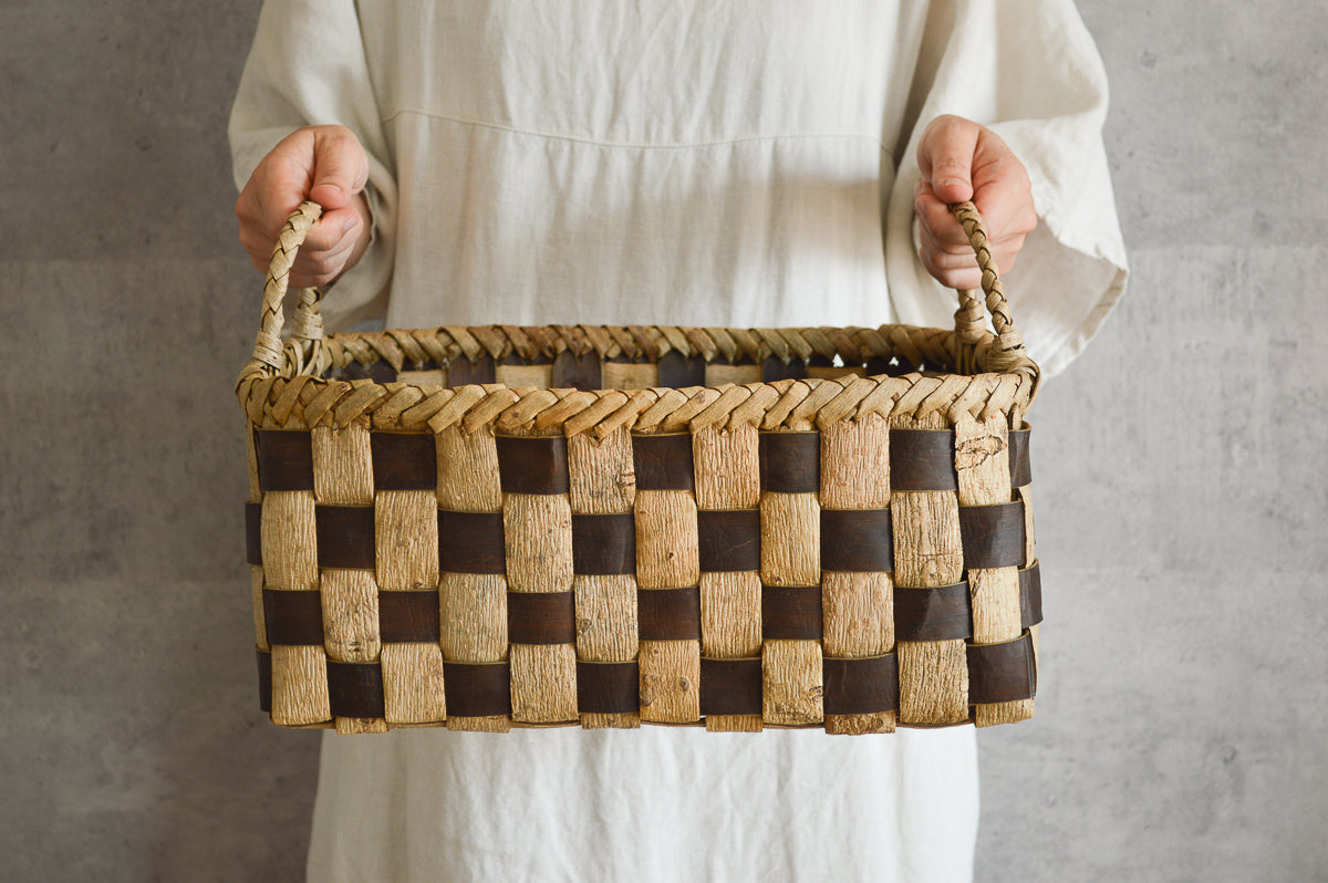 Walnut bark checker basket with handles being held / くるみの市松編み持ち手付きかごを持っている様子
