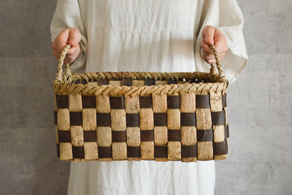 Walnut bark checker basket with handles being held / くるみの市松編み持ち手付きかごを持っている様子