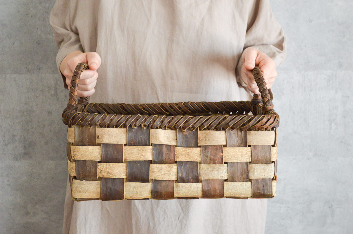 Walnut bark checker basket with handles being held / くるみの市松編み持ち手付きかごを持っている様子