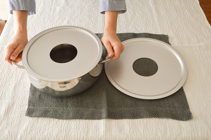 Aluminum steaming plate on pot / アルミの蒸し板を鍋にのせている様子