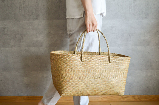 Krajood grass shopping bag held in hand / カチューのショッピングバッグを手に持った様子