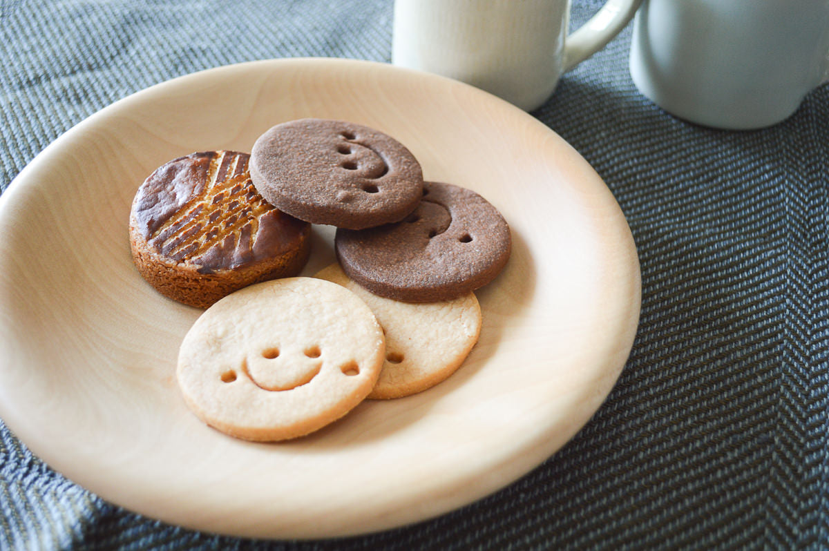 Japanese cherry birch “Edge” dessert plate with cookies / ミズメのデザート皿（エッジ大）にクッキーを載せた様子